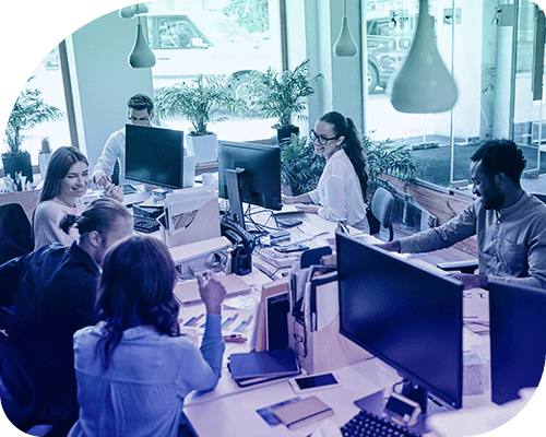 Team arbeitet zusammen in Großraumbüro